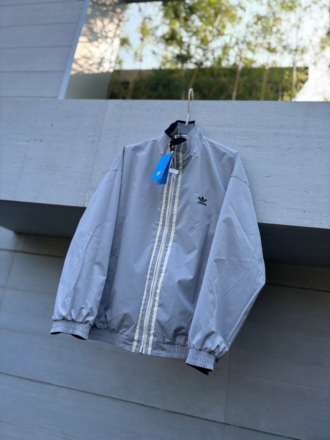 🈴2 color collection/reversible thin jacket📝𝟭𝟬𝟲𝟴𝟳# Exclusive real shot/difference between various stolen pictures and online version on the market [Top version·Adidas clover men and women Same Stylel H REV JKT jacket official website synchronization] ✅Full set of 1:1 customized accessories ➕Customized three-label ➕𝗬𝘂𝗮𝗻 version hang tag ➕𝗹𝗼𝗴𝗼 packaging bag🔥 ➕Scan the tag to enter the official website. ✅The top version, ins Xiaohongshu has many bloggers wearing it. ✅Adi’s absolute Hot Sale star Same Style details are online, feel free to compare! Classic embroidery on the chest, fixed color and classic three-bar stripes, Classic will never go out of style! Versatile is not picky, the original model is perfect for the upper body, so buy it with your eyes closed! "Self-view of quality control with real photos of store owner's details" What you see is what you get # Full text real photos 📷 Never save a penny of cost! ! ! ⭕The high version of the best products🐮is different from the junk products in the market🗯️The same picture but different prices means different versions. ❌Don’t be fooled by the same copywriters and pirated pictures from outside that mix and distribute high-luxury pictures at low prices. After comparing the quality, you will know where the gap is. Don’t lie. I don’t guarantee that my products are the cheapest, but I definitely guarantee that they are worth every penny of your hard-earned money! ‼ ️We don’t slash prices or lower prices, we supply products with heart and only make high-end versions!!! Breasts Jimei must see the details of my home clearly, the pictures of my home are all taken by the owner himself❤️ Color: Black White Size: S-XXL